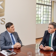 Defensor público-geral, Antonio Flávio de Oliveira, e pelo reitor da UCS, Gelson Leonardo Rech