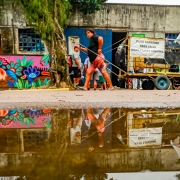 Mulher carrega carrinho com frase "Puxo carrinho para criar meus filhos sozinha"