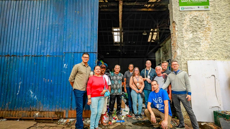 Catadores e autoridades posam para foto em frente à Unidade de Triagem Paraíba.