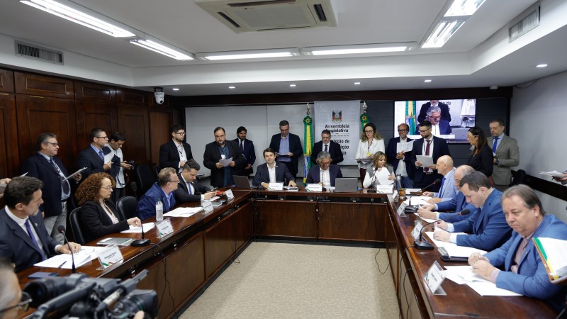 Deputados reunidos na reunião da CCJ