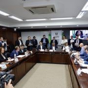 O projeto foi aprovado por unanimidade e agora segue para a Comissão de Serviços Públicos. 