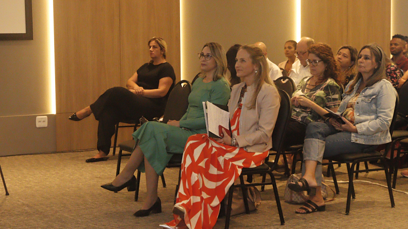 Foto das defensoras públicas Andreia Paz Rodrigues e Roberta Scaf durante a palestra.