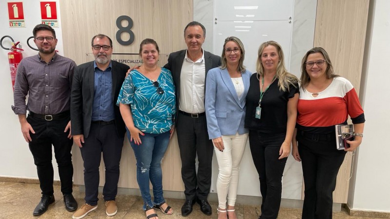 Foto composta pelos participantes da reunião. Na foto, 4 mulheres e 3 homens. 