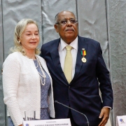Presidente do TRE e Ministro, já com a medalha em seu peito, posam para foto.