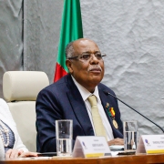 Benedito discursa após receber a medalha.