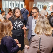 Defensor público Rodolfo Lorea Malhão conversa com diversas pessoas