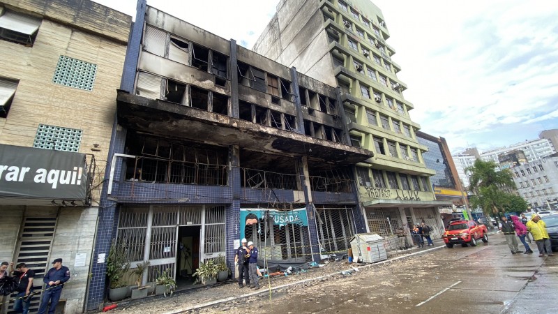 Pr&eacute;dio onde funcionava a pousada garoa incendiado.