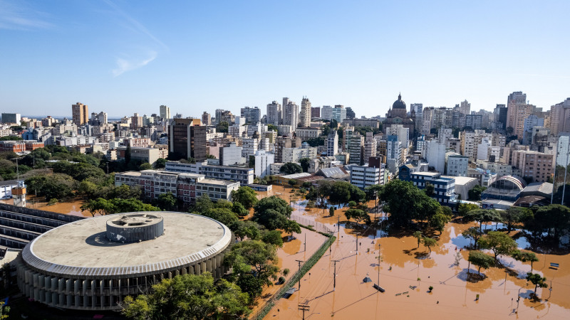 Imagem aérea do centro de Porto Alegre alagado.