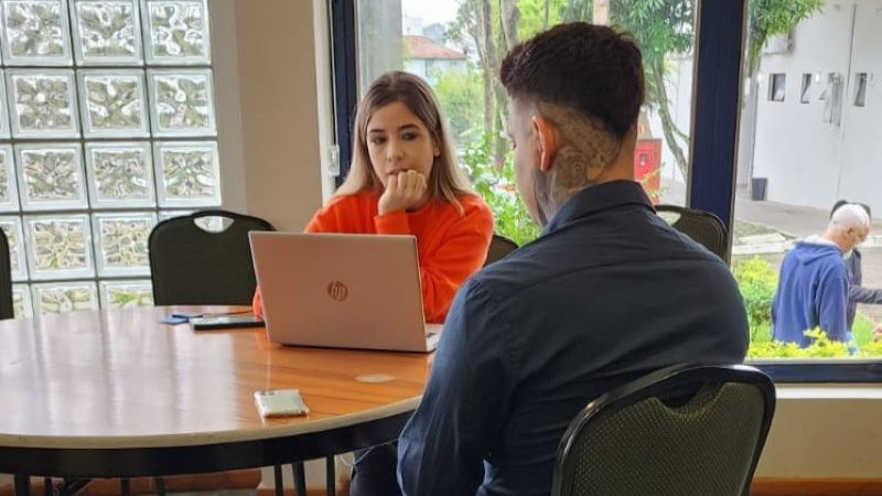Defensora pública realiza atendimento.