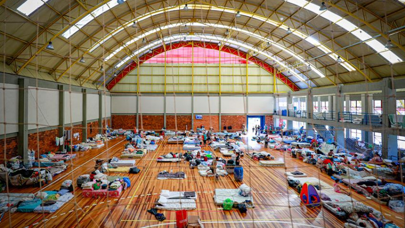 Porto Alegre, RS, Brasil 07/5/2024: Mais de 9,8 mil pessoas atingidas pela enchente estão nos abrigos temporários organizados pela Prefeitura de Porto Alegre ou cadastrados junto a parceiros, na manhã desta terça-feira, 7. Um deles é o Centro Estadual de Treinamento Esportivo (Cete), no bairro Menino Deus. Além de pessoas da Capital, moradores de Eldorado do Sul e outras cidades da Região Metropolitana também estão nos espaços. Servidores da prefeitura e voluntários de diversas áreas atuam na prestação de serviços aos acolhidos, como Saúde, Segurança, atendimento veterinário e atividades recreativas para as crianças.