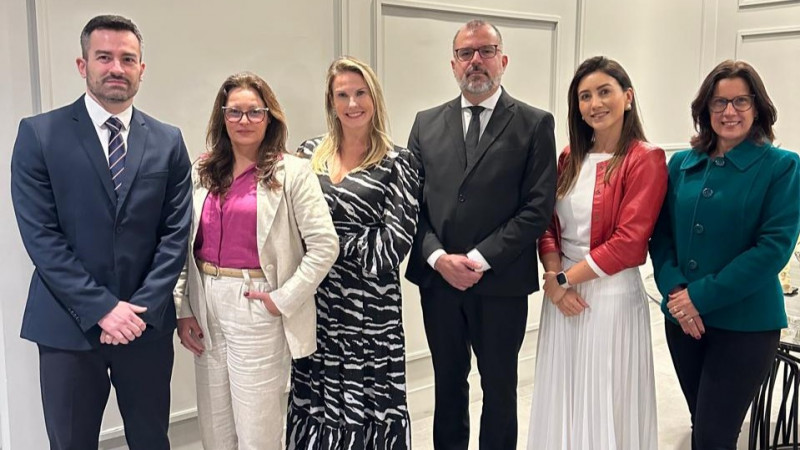 foto posada de todos os integrantes da equipe, são 2 homens e 4 mulheres