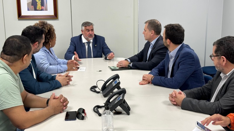 Reunião foi realizada na tarde de quarta-feira (12).