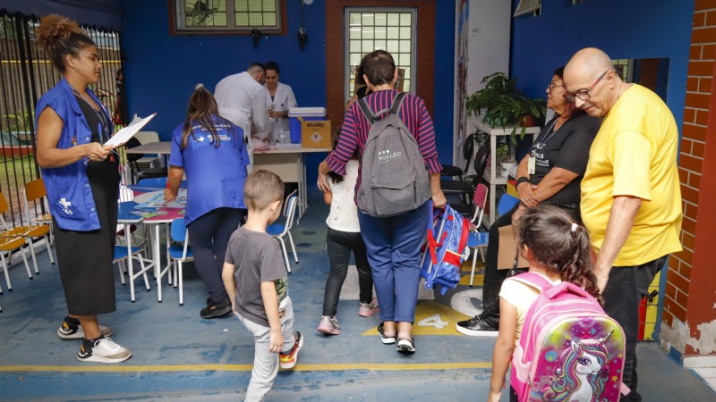 Crianças ingressam no portão da escola