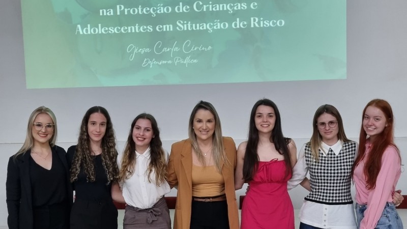 Defensora e alunas da URI responsáveis pelo convite.