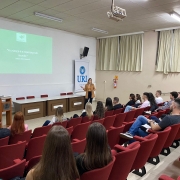 Estudantes escutam atentos à palestra.