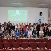 Palestrante e estudantes posam para foto no anfiteatro da URI.
