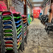 Corredor da escola com cadeiras enlameadas.