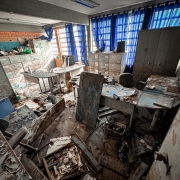 Sala com arquivos e armários destruída pela enchente.