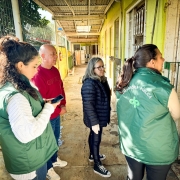Equipe da DPE e membros da comunidade escolar durante a visitação.