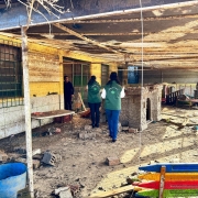 Espaço com brinquedos infantis destruído, equipe da Defensoria vistoria o local.