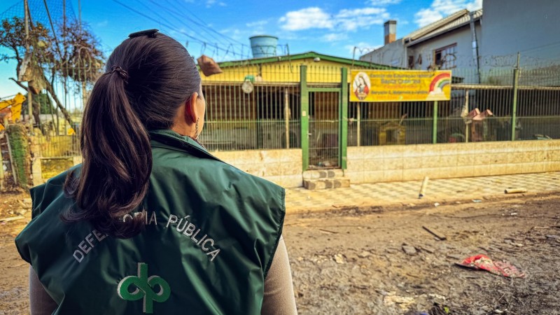 Defensora de costas visualizando a creche.