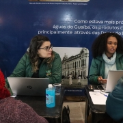 Na foto, defensoras públicas realizam atendimento em mutirão
