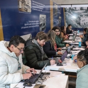 Foto mostra diversas pessoas sendo atendidas no mutirão