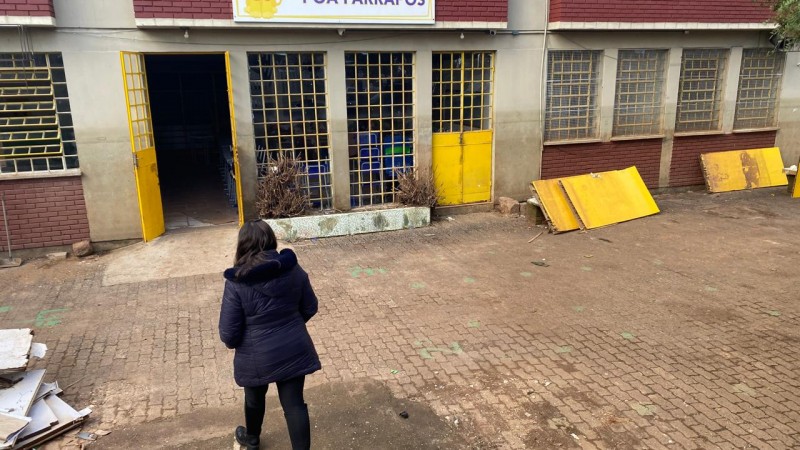 foto da defensora de costas, entrando na escola