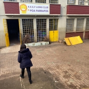 foto da defensora de costas, entrando na escola