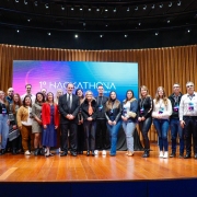 Representantes das equipes finalistas posam para foto durante o evento.