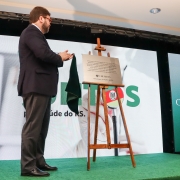 Presidente do Cremers, Eduardo Trindade, descerra placa em homenagem aos que atuaram nas enchentes
