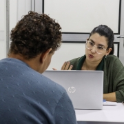 Defensora pública em atendimento à assistida