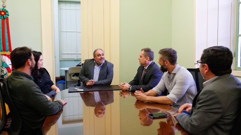 Autoridades reunidas no Forte Apache.