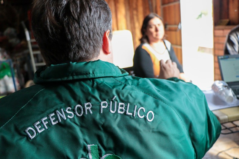 Defensor público em atendimento durante mutirão.