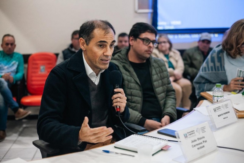 João Carmona Paz, dirigente do NUDEAM, discursando durante audiência pública.