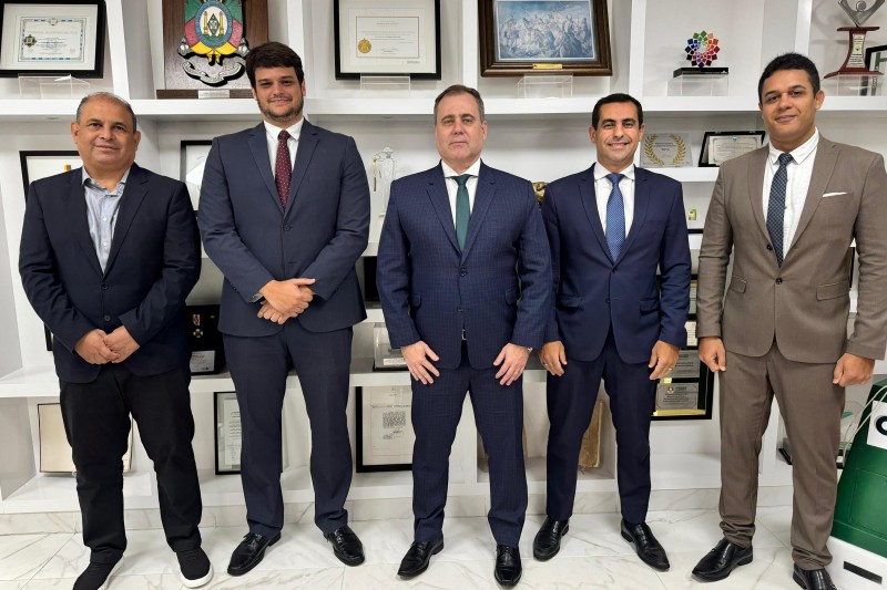 Na foto, aparecem cinco homens brancos, de terno. São defensores públicos do Acre, da Bahia, do Amazonas e o defensor público-geral do Rio Grande do Sul