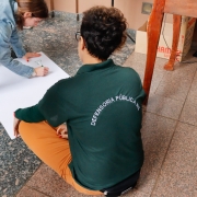 Foto geral de duas defensoras públicas confeccionando um cartaz