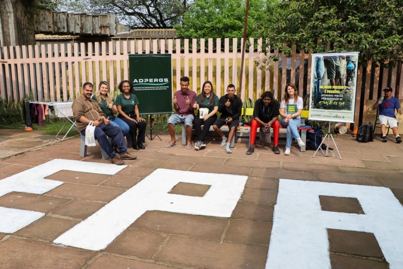 Foto geral de defensores públicos com assistidos
