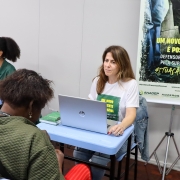 Foto de duas defensoras públicas prestando atendimento