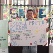 Foto de um assistido segurando um cartaz