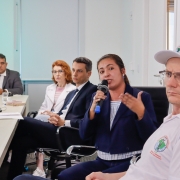 Palestrante discursa durante o evento.