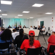 Público acompanha a audiência.