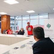Militante do MLNM discursa durante o evento