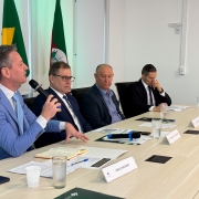 Autoridades na mesa de abertura. Rafael Magagnin discursa.