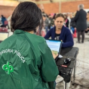 Servidora da Defensoria atendendo a assistida.