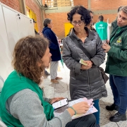 Servidores da Defensoria atuando na triagem da ação, orientando assistida.