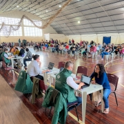Imagem ampla do mutirão no ginásio do Colégio da Imaculada.