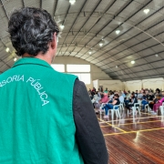 Servidor em ação durante o mutirão.