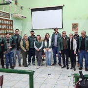 Dezesseis pessoas posando juntas e de pé para foto. A maior parte delas está usando coletes ou jaquetas da Defensoria Pública.