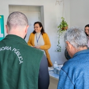 Servidor da Defensoria realizando a triagem do público.